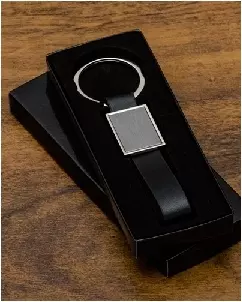 CHAVEIRO DE COURO COM DETALHE EM METAL