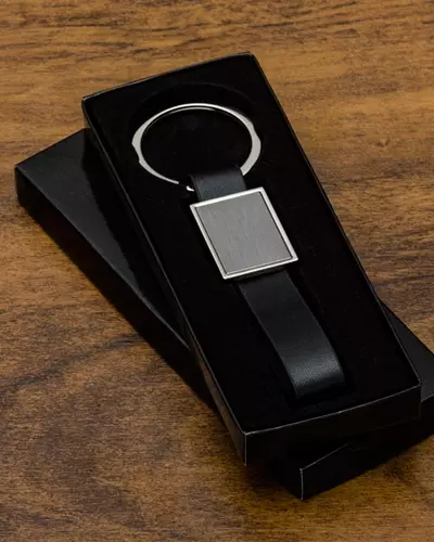 CHAVEIRO DE COURO COM DETALHE EM METAL