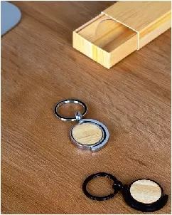 Chaveiro de Metal com Detalhes em Bambu