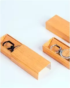 Chaveiro de Metal com Detalhes em Bambu