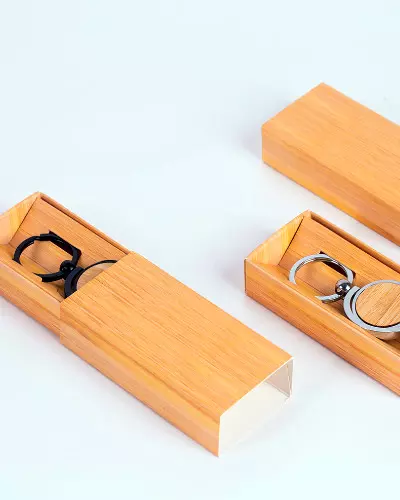 Chaveiro de Metal com Detalhes em Bambu